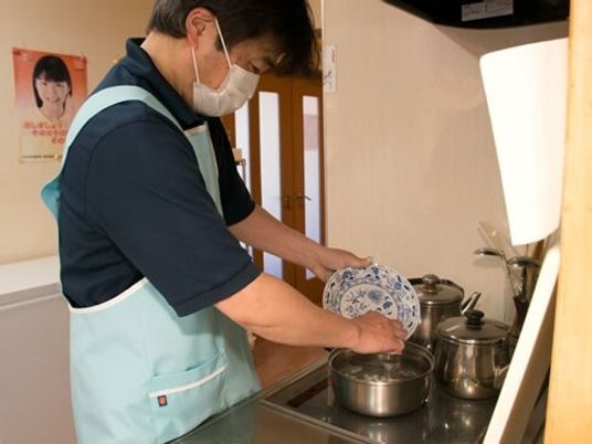 スタッフが調理を行う様子
