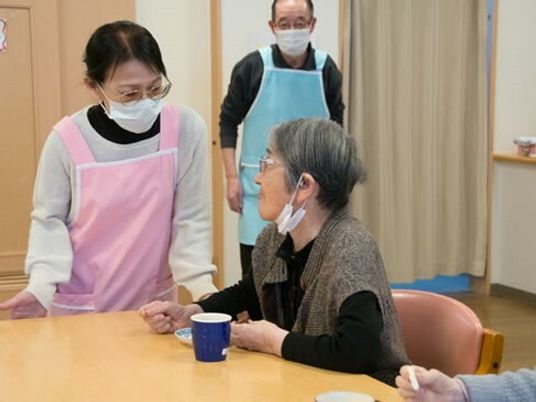 明るい食堂での対話