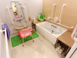 バリアフリーの浴室設備