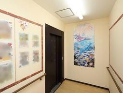 廊下に飾られたアート