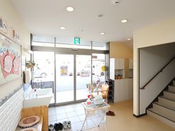 エントランスの明るい空間
