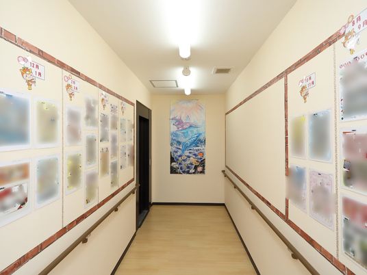 廊下に飾られた絵と掲示物
