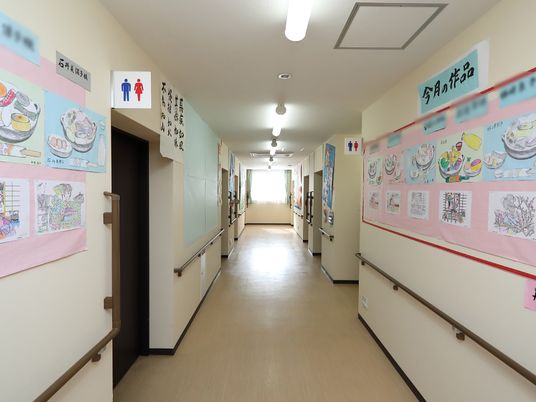 廊下に飾られた掲示物
