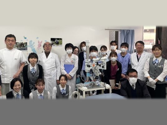 職員が並ぶ機能訓練室  