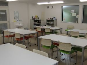 明るい食堂の室内  