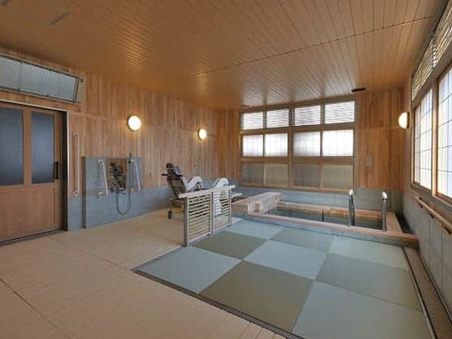和室の浴室 浴室 広々とした浴室は、畳敷きの床で落ち着いた雰囲気を感じられます。明るい空間でリラックスいただけます。