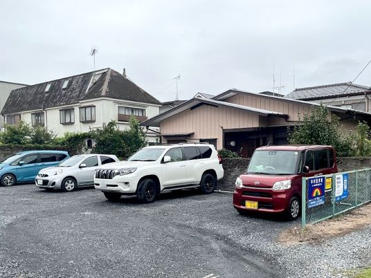 建物前の駐車場  