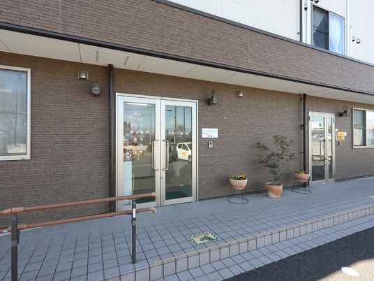 手すり付きエントランス前景