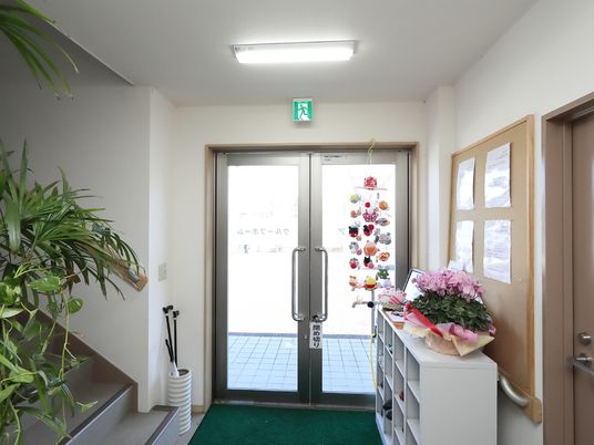 入口付近の明るい通路
