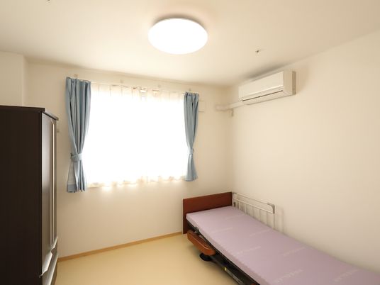 シンプルな居室の一角