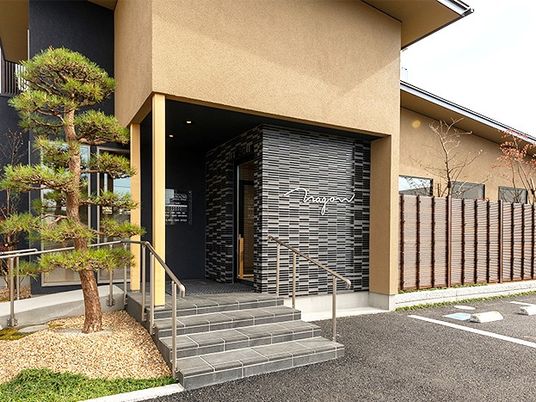 建物の入口と看板の外観  