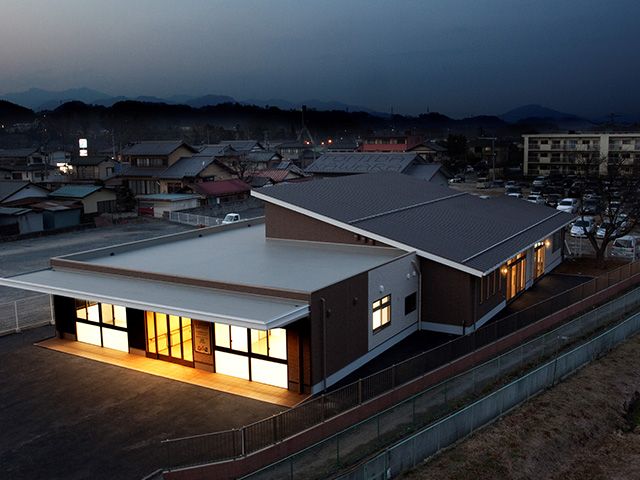 夜の外観 外観 落ち着いた雰囲気の中にある施設の外観です。夜でも明るく安全にお過ごしいただけます。