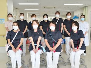 マスク着用の職員集合  