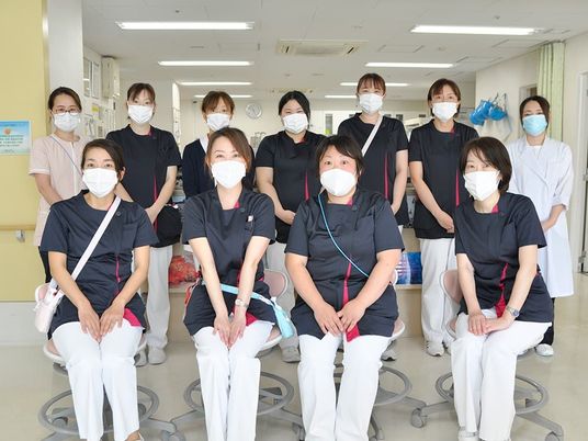 マスク着用の職員集合  