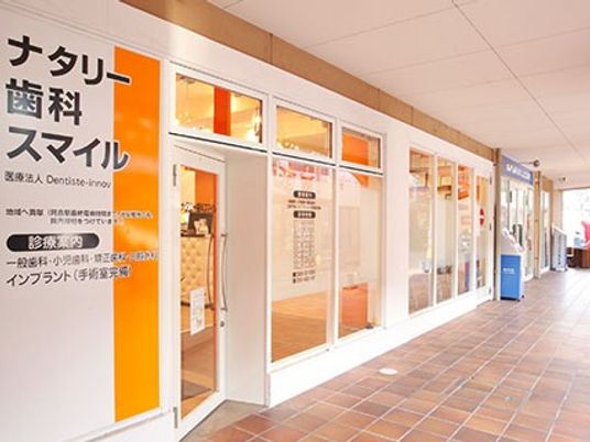 明るい廊下の入口  