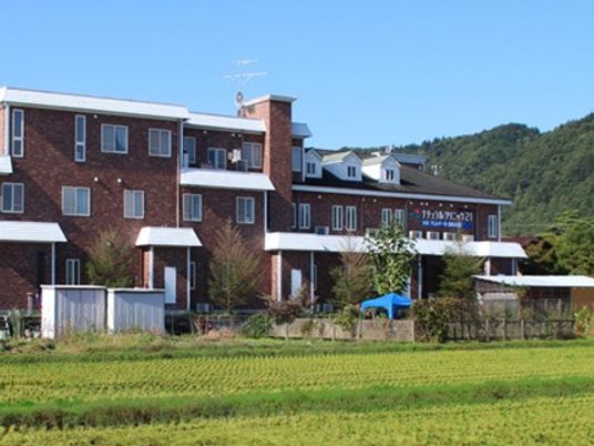赤い建物の外観  