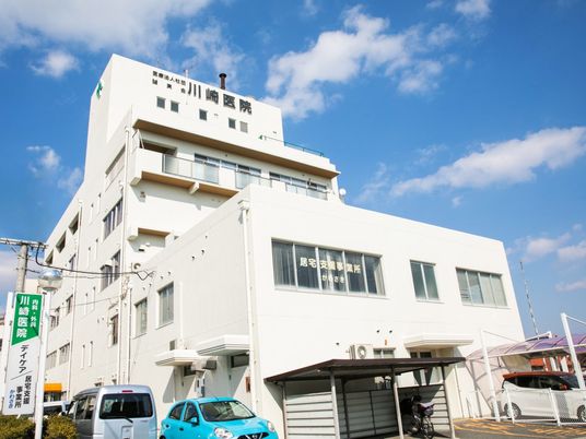 白い建物の外観  