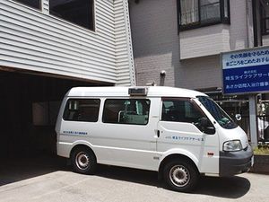 送迎車の停車場面 外観  