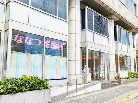 白い外壁の建物外観  