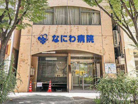 病院の正面玄関  
