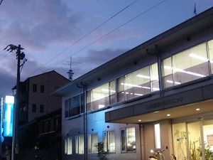 夕方の施設外観  