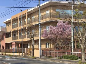 三階建ての外観  