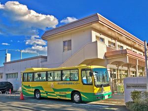 送迎バスのある外観  
