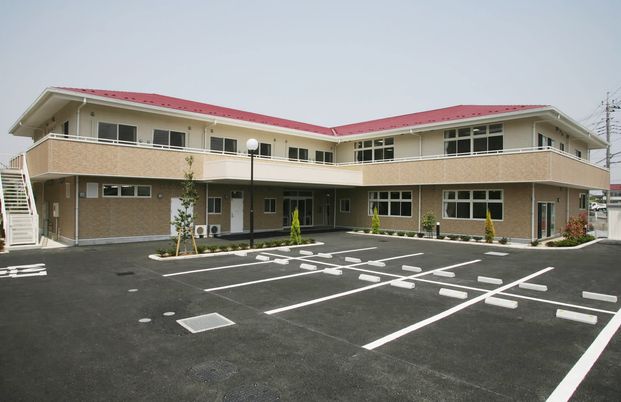 広々とした駐車場の外観