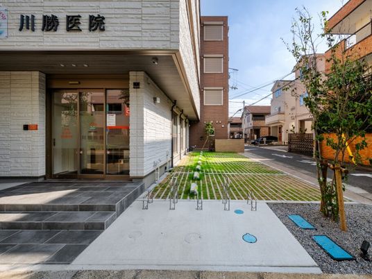 明るい玄関前の外観  