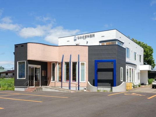 明るい外観の建物  