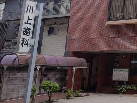 レンガ調の建物外観  