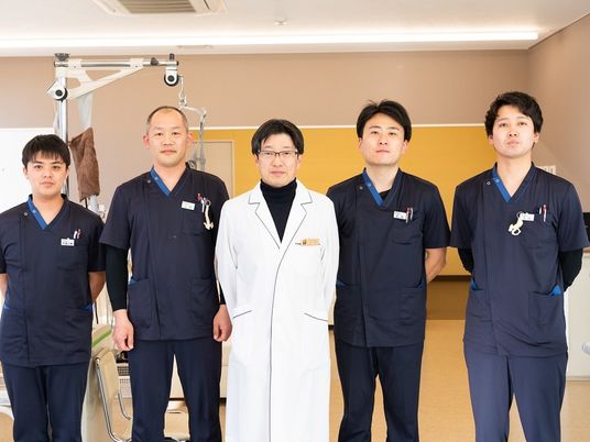 職員が並ぶ機能訓練室  