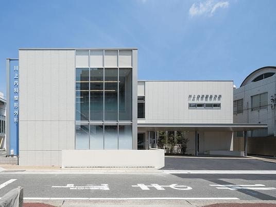 明るい外観の建物  
