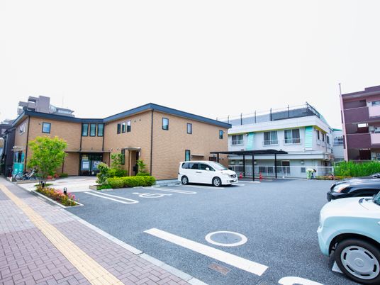 施設の外観と駐車場  
