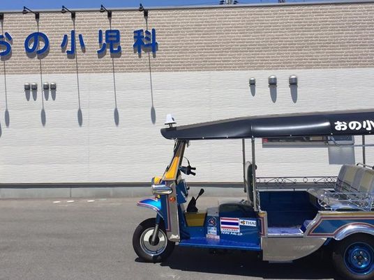 建物外観と車両の前景  