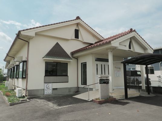 白い建物の外観  