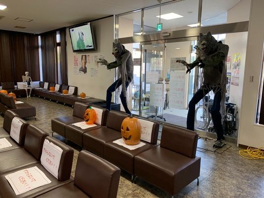 ハロウィン飾りのロビー  