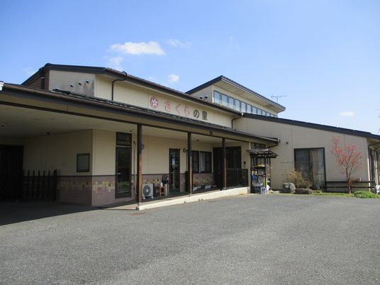 明るい外観の建物