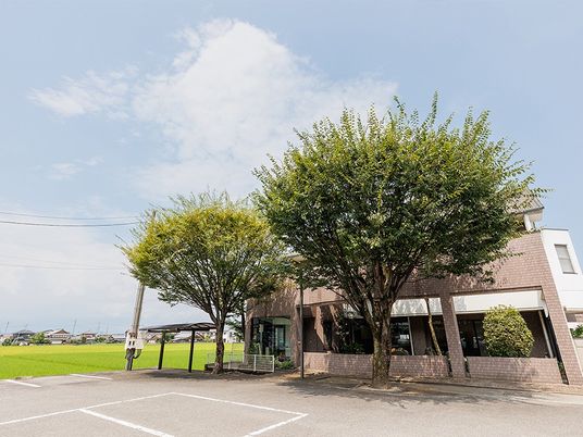 外観と駐車場の建物前  