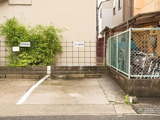 駐輪場のある外観  