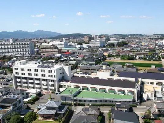 施設の外観と街並み  
