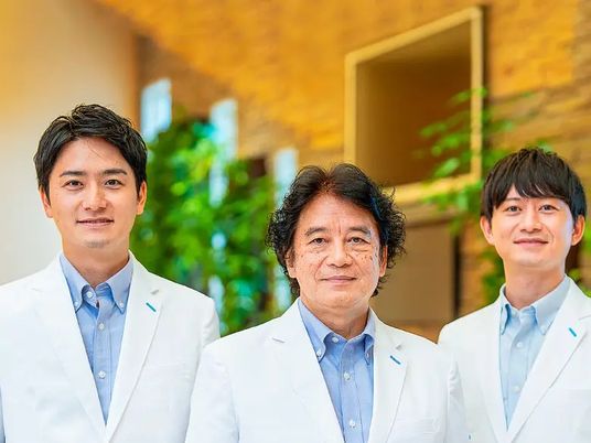 白衣の男性が並ぶロビー  