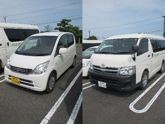 送迎車が並ぶ外観  