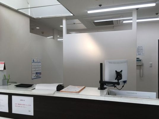 受付カウンターのあるロビー  