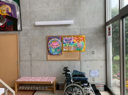 自然光差し込むロビー