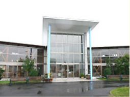 ガラス張りの明るいエントランス