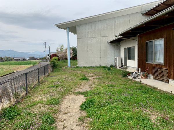 田舎にある施設の庭