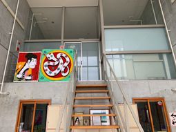明るい階段の展示