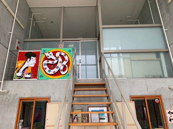 明るい階段の展示
