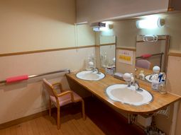 優しい照明の洗面台